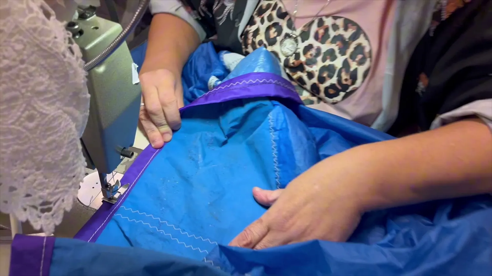 Une voile de kite bleue recousue à la machine